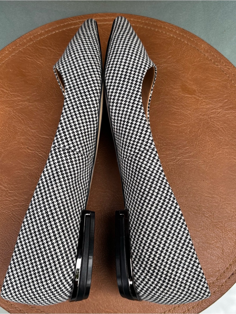 Tahari Elvie Pointed Toe B&W Flat NEW - Picture 3 of 6